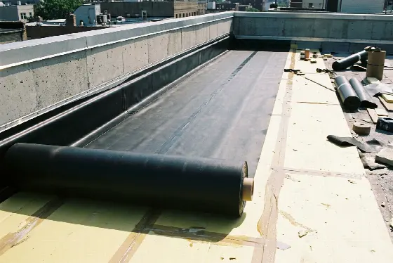 Plat dak in EPDM of roofing